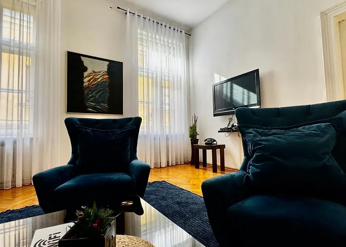 Spacious In The Centre Apartment *